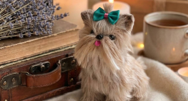 Маленький йорк з великим характером: авторська в'язана сувенірна іграшка, що підкорює з першого погляду