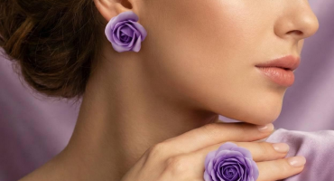 Тепло в кожній пелюстці: подарунок до Дня матері - комплект прикрас з глини з ніжними ліловими трояндами