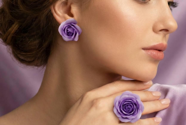 Тепло в кожній пелюстці: подарунок до Дня матері - комплект прикрас з глини з ніжними ліловими трояндами
