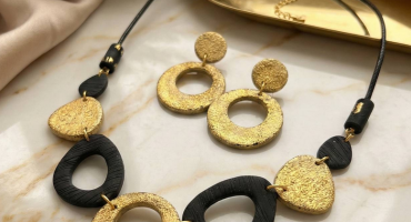 Авторський геометричний комплект прикрас з глини: довге кольє та круглі сережки в чорно-золотій гамі