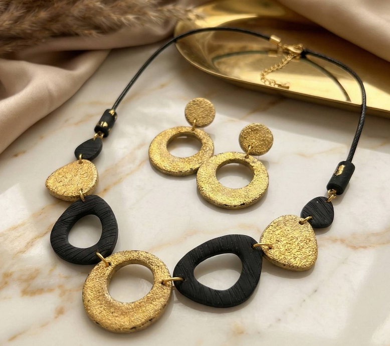 Авторський геометричний комплект прикрас з глини: довге кольє та круглі сережки в чорно-золотій гамі