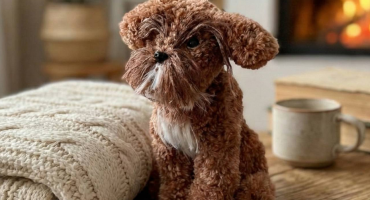 Сувенірна авторська іграшка в’язаний песик мальтипу: маленьке щастя, яке не потребує прогулянок