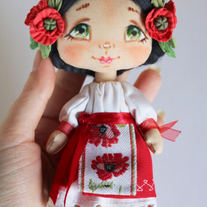 Маленька лялька текстильна інтер'єрна україночка з маками