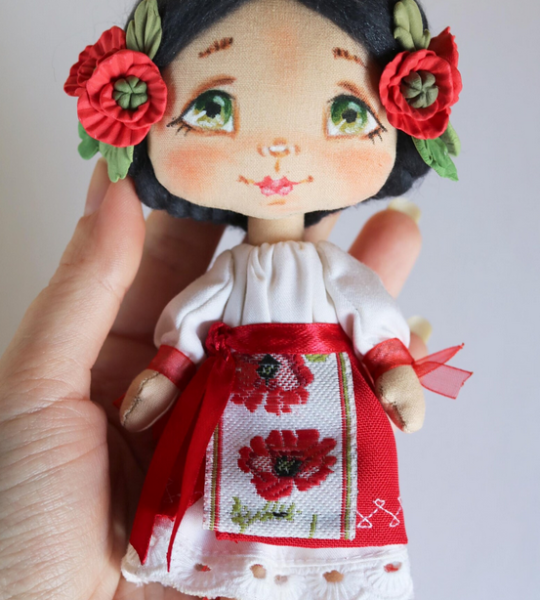 Маленька лялька текстильна інтер'єрна україночка з маками