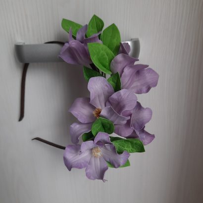 Обідок для волосся з фіолетовими квітами клематис