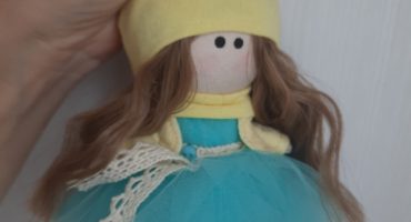 Мистецтво традицій: українські символи в ручній роботі - маленька лялька брелок з кучерявим волоссям