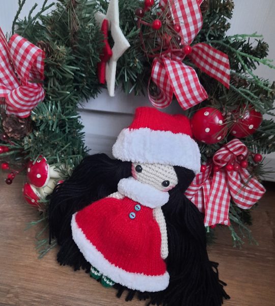 Новорічна в'язана авторська лялька в червоній сукні Санта