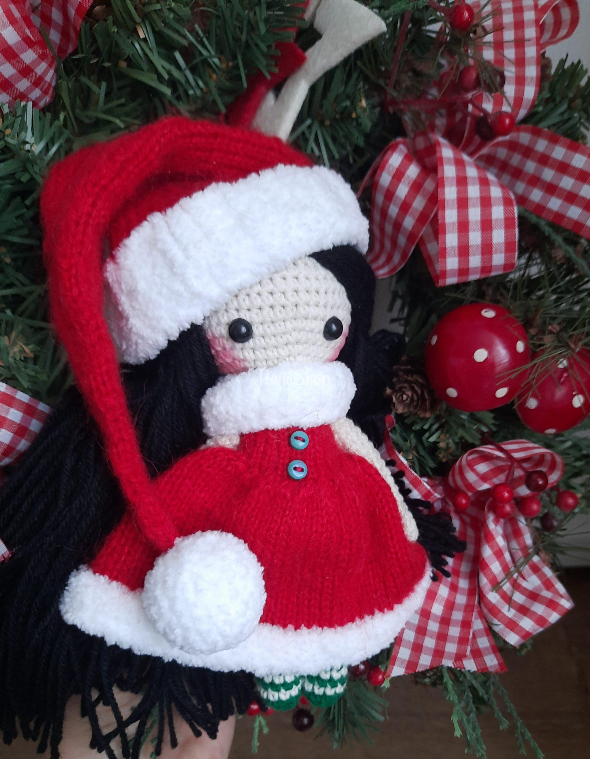 Новорічна в'язана авторська лялька в червоній сукні Санта Новорічна в'язана авторська лялька в червоній сукні Санта
