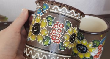 Керамічна чашка з ручним розписом - квіти соняшники та червона калина: сувенір в українському стилі в дім