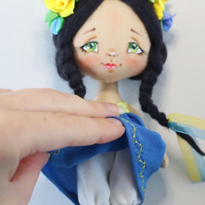 Текстильна сувенірна лялька у віночку україночка