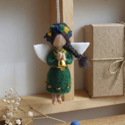 Сувенірна лялька підвіска карпатський янгол у зеленій сукні