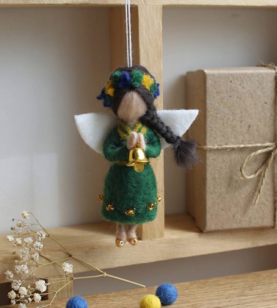 Сувенірна лялька підвіска карпатський янгол у зеленій сукні