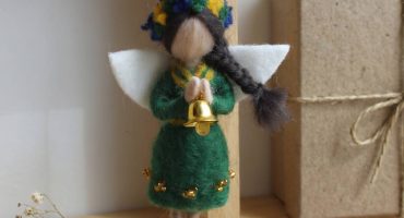 міні-лялька-оберіг з натуральної мериносової вовни у традиційному карпатському стилі з крильцями ангела та зеленим вбранням