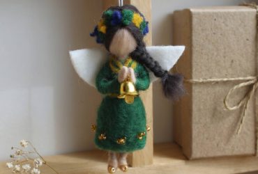 міні-лялька-оберіг з натуральної мериносової вовни у традиційному карпатському стилі з крильцями ангела та зеленим вбранням