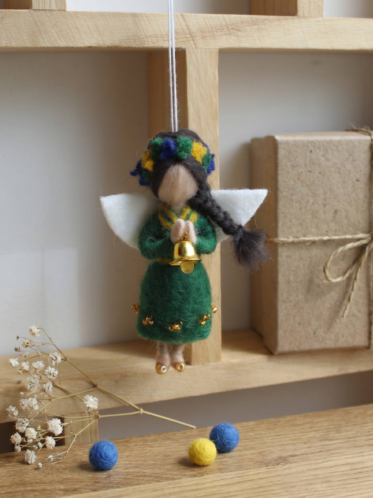 міні-лялька-оберіг з натуральної мериносової вовни у традиційному карпатському стилі з крильцями ангела та зеленим вбранням