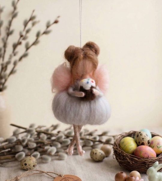 Великодня лялька фея веснянка у сукні з пасочкою підвіска