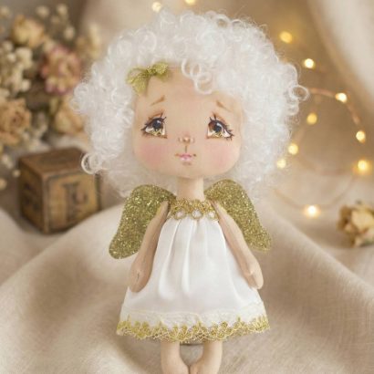Сувенірна лялька білявка з кудрявим волоссям ангелик