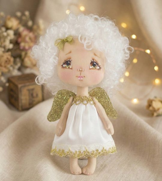 Сувенірна лялька білявка з кудрявим волоссям ангелик