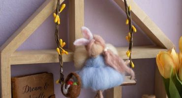 Міні лялька-фея на гойдалці з вовни для Великодня — святковий сувенір з ангельськими крильцями та кошиком крашанок, чудовий подарунок для родини, друзів та декору дому