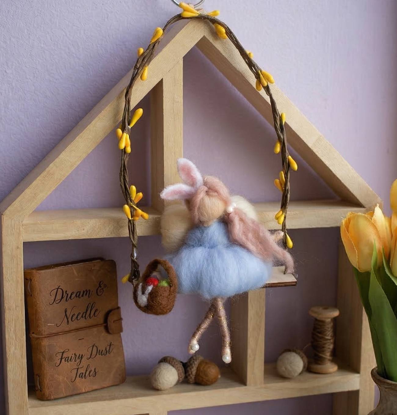 Міні лялька-фея на гойдалці з вовни для Великодня — святковий сувенір з ангельськими крильцями та кошиком крашанок, чудовий подарунок для родини, друзів та декору дому
