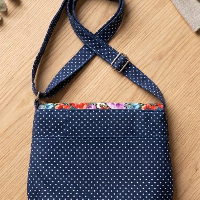 Жіноча сумочка з довгою шлейкою на кнопці з тканина квіти фіалки