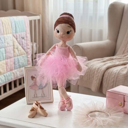 В’язана лялька сувенір балерина в пуантах та рожевій пачці