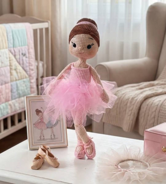 В’язана лялька сувенір балерина в пуантах та рожевій пачці