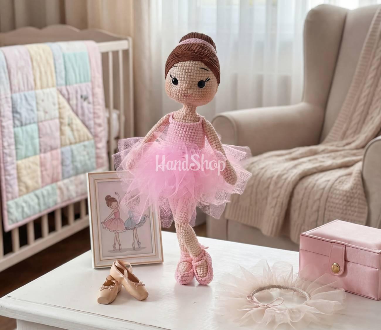 В’язана лялька сувенір балерина в пуантах та рожевій пачці В’язана лялька сувенір балерина в пуантах та рожевій пачці