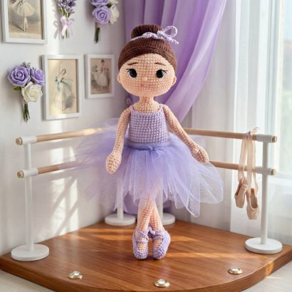 Ігрова в’язана лялька балерина в пуантах та фіолетовій пачці