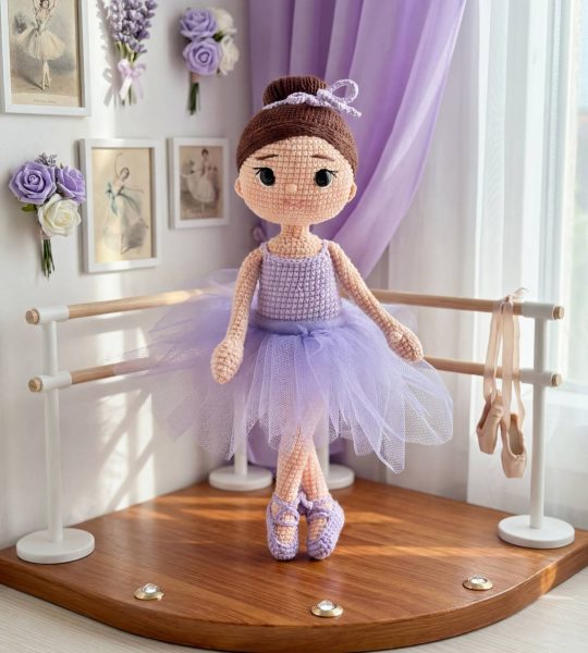 Ігрова в’язана лялька балерина в пуантах та фіолетовій пачці