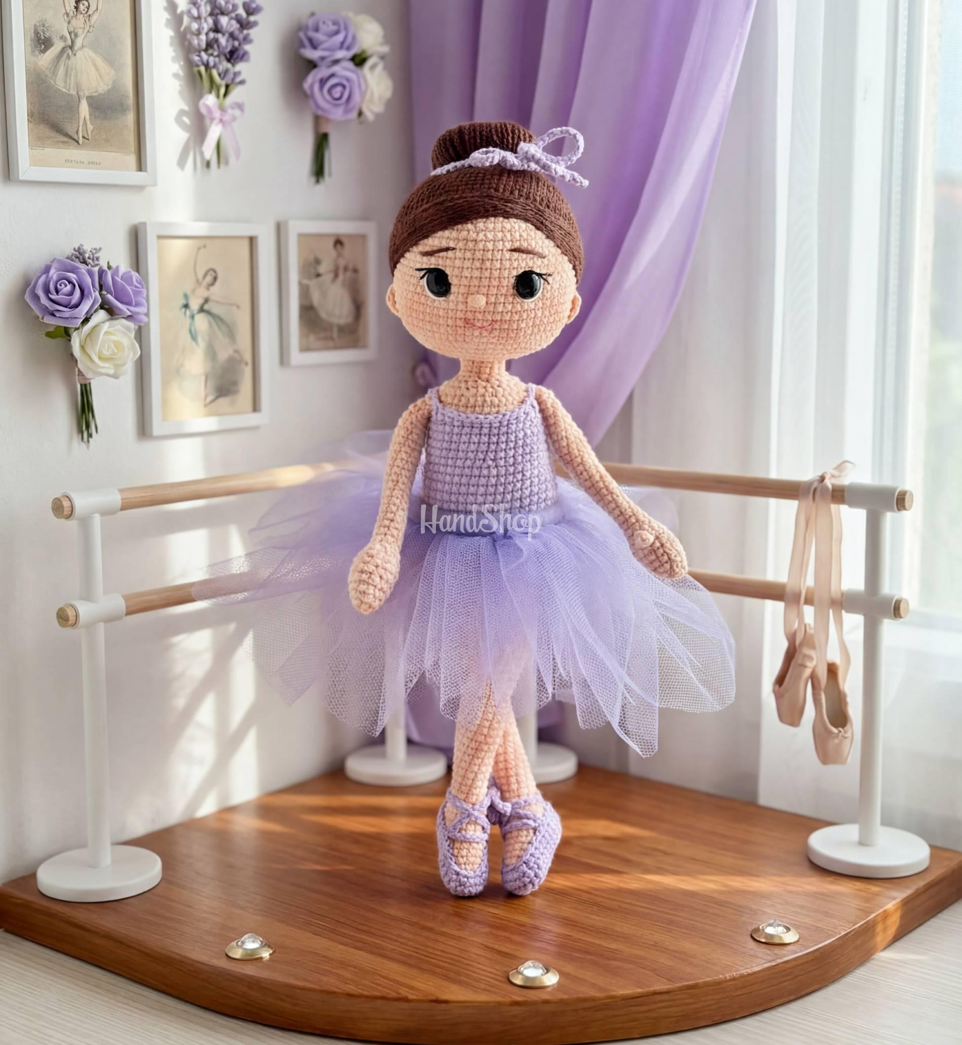 Ігрова в’язана лялька балерина в пуантах та фіолетовій пачці Ігрова в’язана лялька балерина в пуантах та фіолетовій пачці