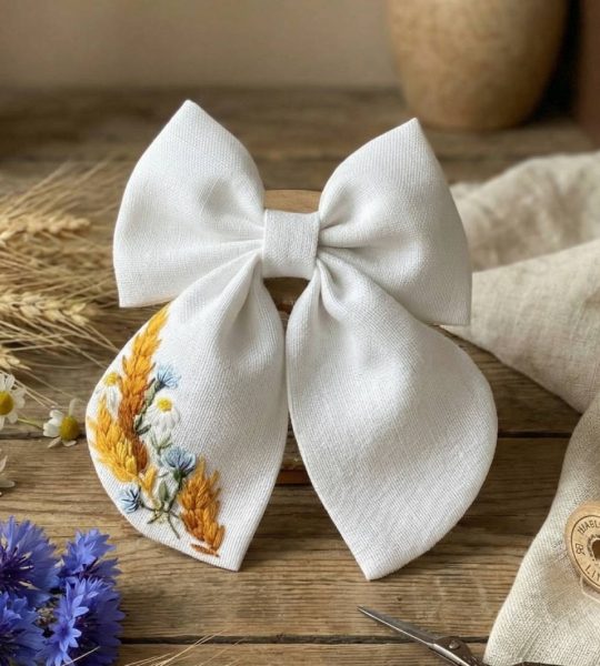 Дитячий бант для волосся ручна вишивка польові квіти