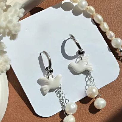 Жіночі сережки білі голубки полімерна глина та річкові перли