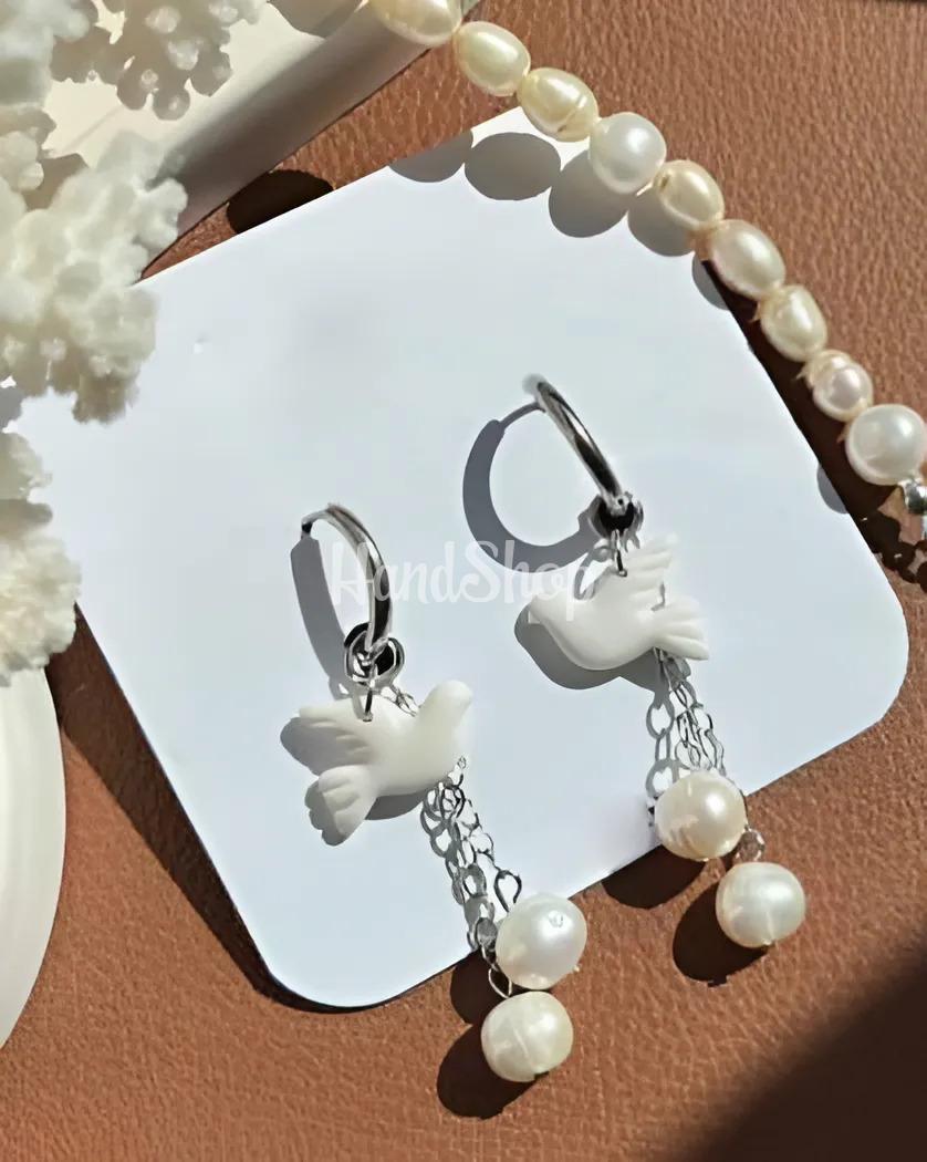 Жіночі сережки білі голубки полімерна глина та річкові перли Жіночі сережки білі голубки полімерна глина та річкові перли