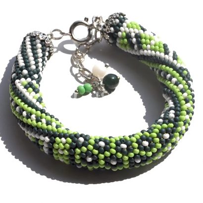 Жіночий зелений браслет з бісеру в стилі печворк: витонченість, стиль та комфорт у кожному русі
