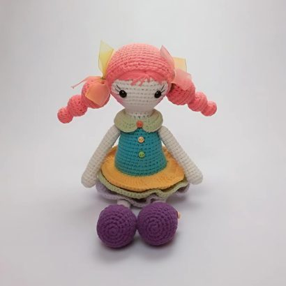Авторська в'язана лялька Пеппі в яскравій сукні ручної роботи