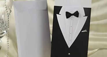 Як створити атмосферу елегантності на весіллі: стильна чорно-біла весільна листівка у вигляді фраку та сукні