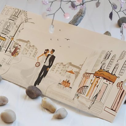 Весільна сувенірна листівка конверт молодята бежева