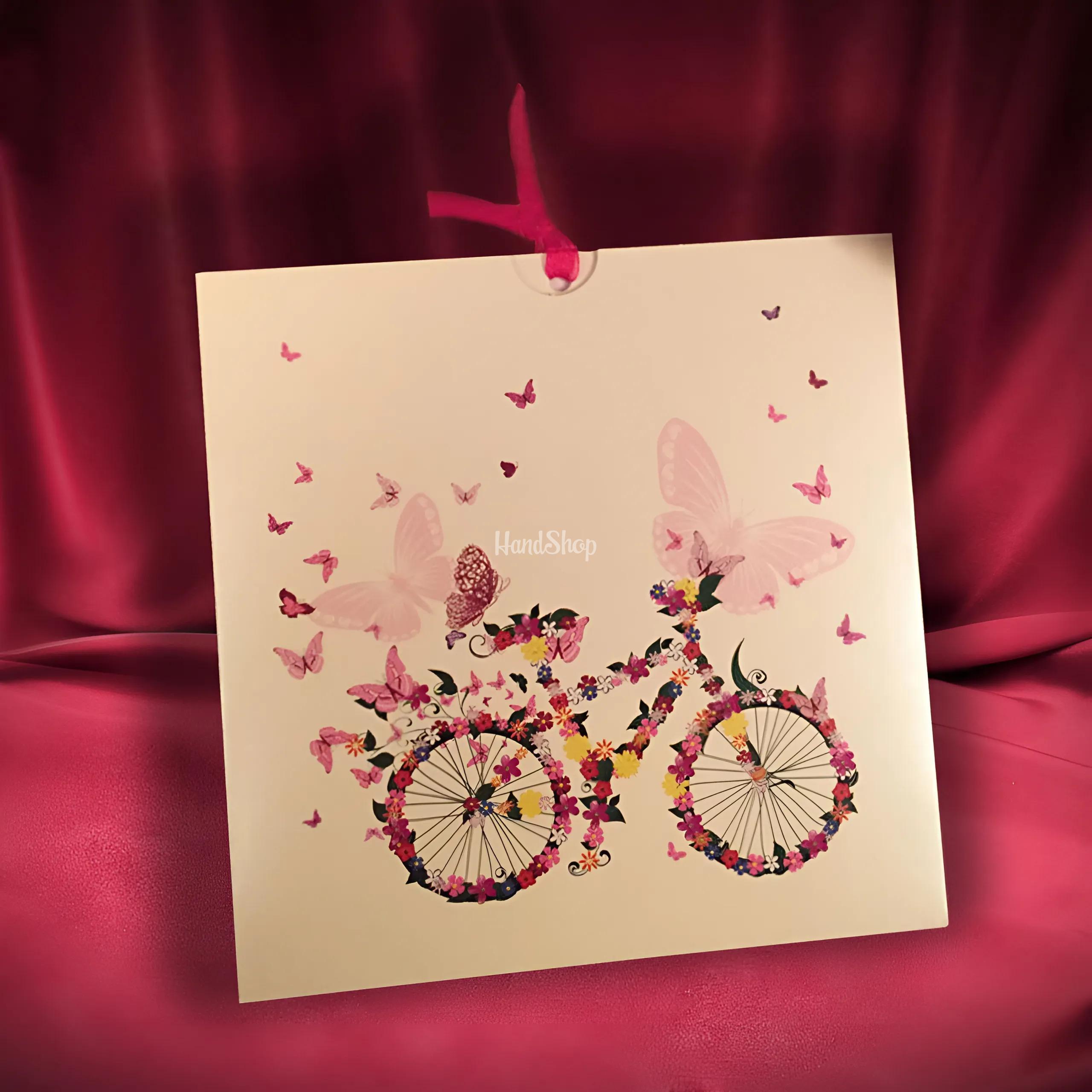 Романтична сувенірна листівка велосипед метелики квіти бежевий Романтична сувенірна листівка велосипед метелики квіти бежевий