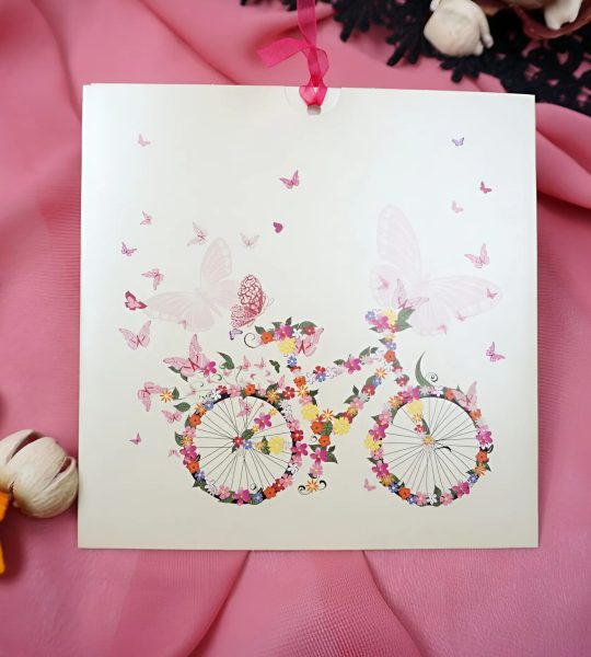 Романтична сувенірна листівка велосипед метелики квіти бежевий