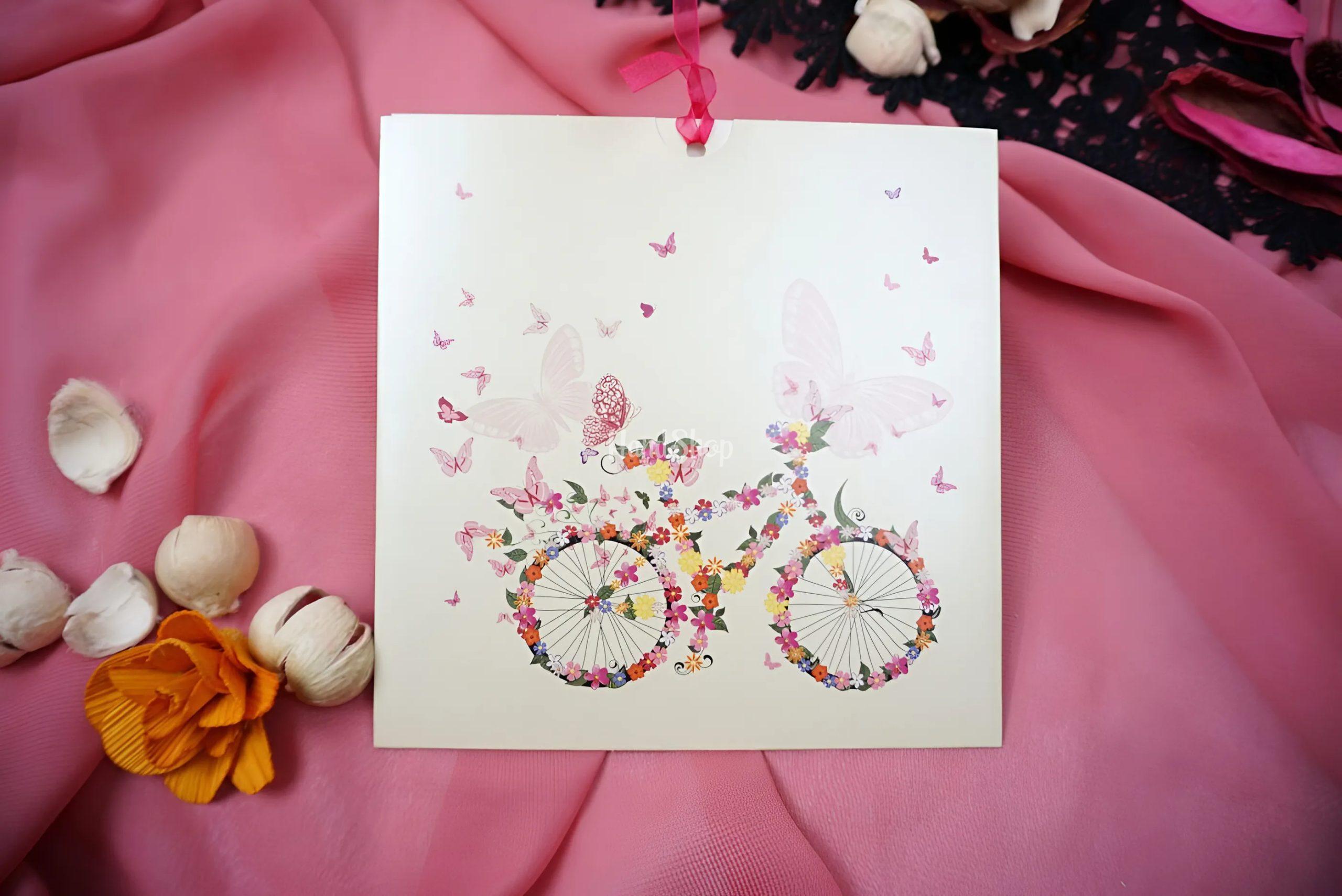 Романтична сувенірна листівка велосипед метелики квіти бежевий Романтична сувенірна листівка велосипед метелики квіти бежевий