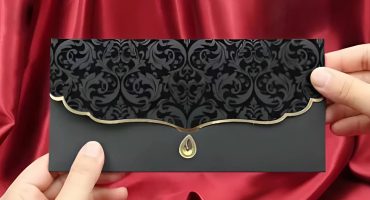 Стильний чорний конверт для грошей для молодят: витонченість та елегантність у кожній деталі