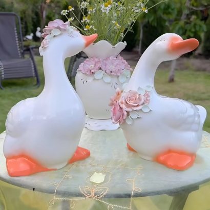 Сувенірна пара білі порцелянові гуси ручний розпис золотом, квіти глина