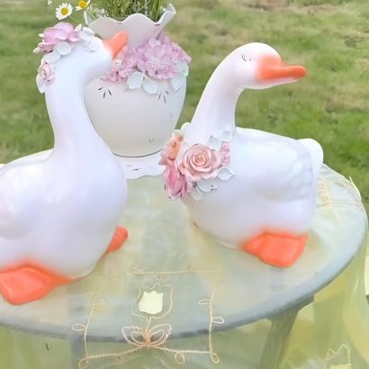 Сувенірна пара білі порцелянові гуси ручний розпис золотом, квіти глина