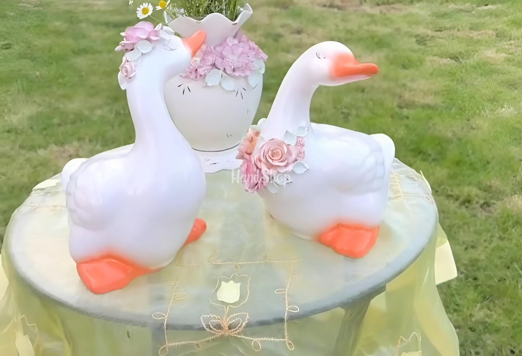 Сувенірна пара білі порцелянові гуси ручний розпис золотом, квіти глина Сувенірна пара білі порцелянові гуси ручний розпис золотом, квіти глина