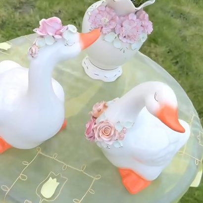 Сувенірна пара білі порцелянові гуси ручний розпис золотом, квіти глина