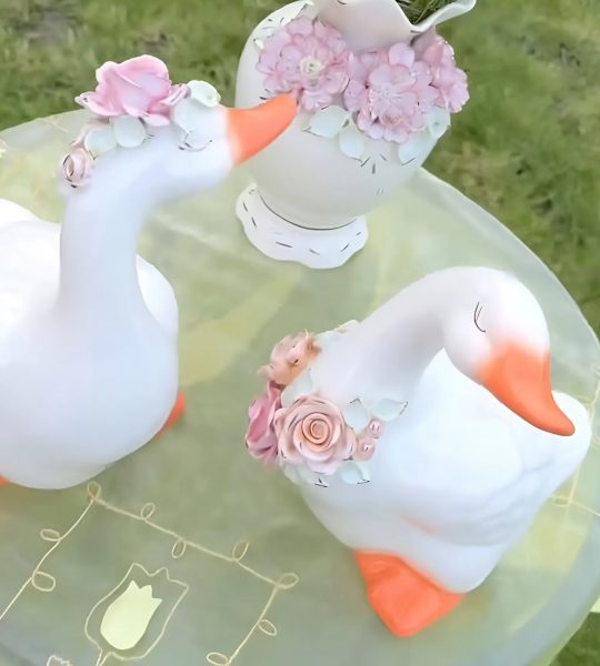 Сувенірна пара білі порцелянові гуси ручний розпис золотом, квіти глина