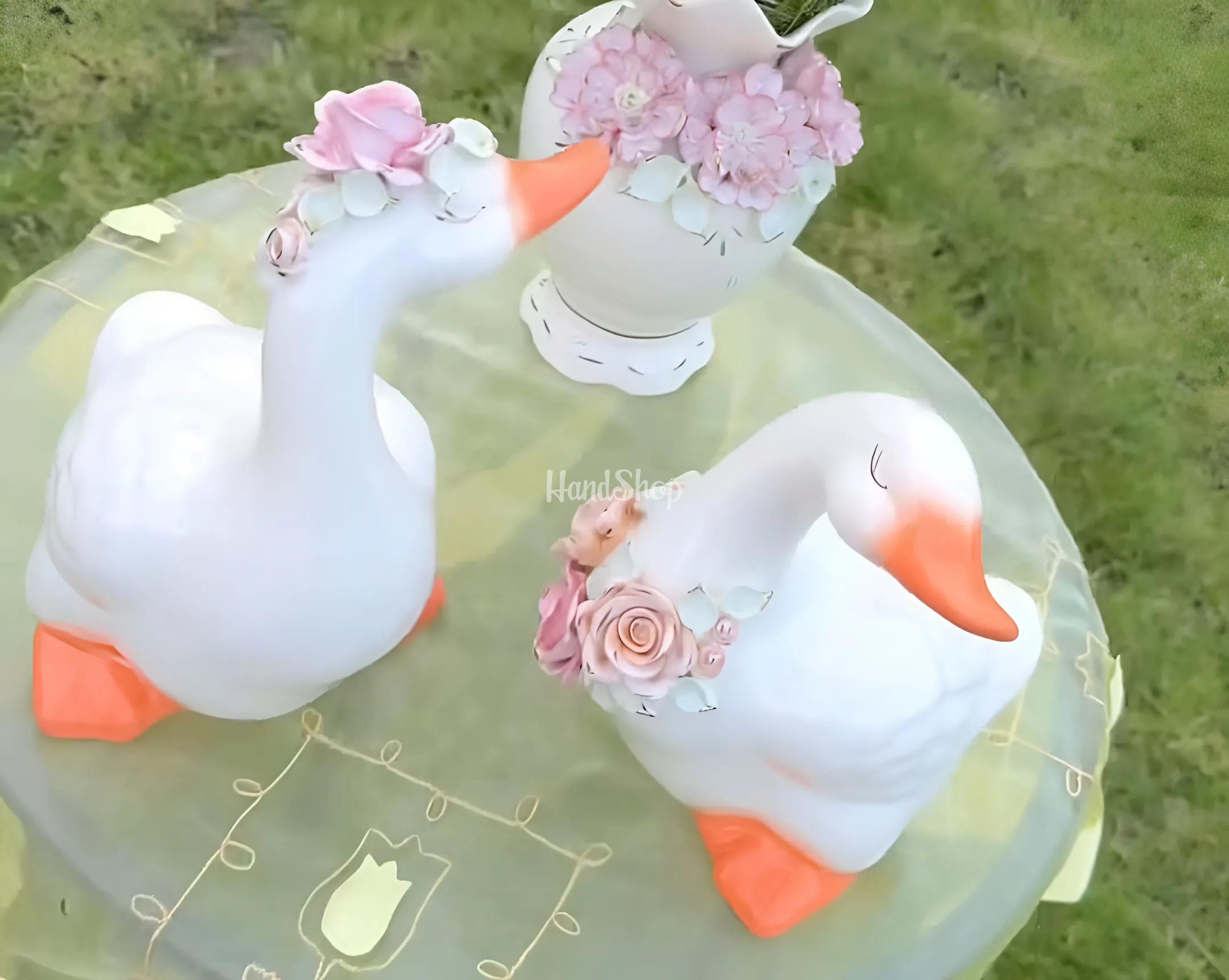 Сувенірна пара білі порцелянові гуси ручний розпис золотом, квіти глина Сувенірна пара білі порцелянові гуси ручний розпис золотом, квіти глина