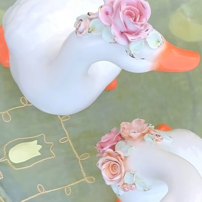 Сувенірна пара білі порцелянові гуси ручний розпис золотом, квіти глина