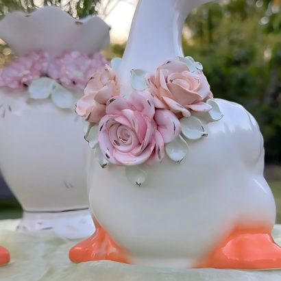 Сувенірна пара білі порцелянові гуси ручний розпис золотом, квіти глина